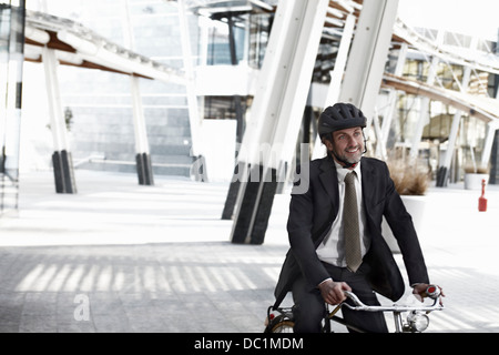 Mitte adult Geschäftsmann Reiten Fahrrad in der Stadt Stockfoto