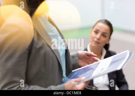 Geschäftsfrau Holding Schreibarbeit im meeting Stockfoto