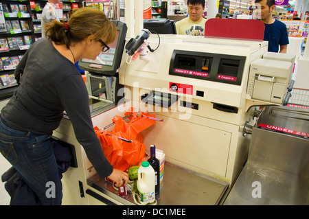 Kunden, die selbst service-Kasse in Sainsburys Supermarkt Stockfoto