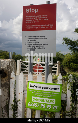 Ein Samariter melden Kreditvergabe emotionale Unterstützung und Sicherheit für die Prüfung von Selbstmord oder Selbstverletzung bei einem unbemannten Bahnübergang in Reedham auf den Norfolk Broads. Stockfoto
