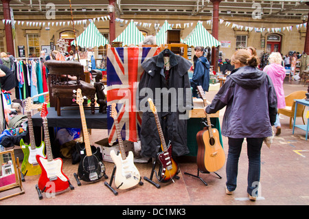 Green Park-Markt einen Stall zu verkaufen Gitarren in den alten Bahnhof von Green Park in Bath Somerset England UK Stockfoto