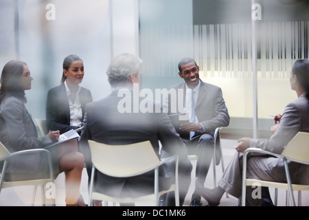 Geschäftsleute treffen im Büro Stockfoto