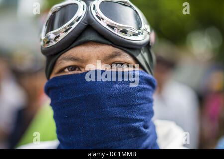 Bangkok, Thailand. 7. August 2013. Ein Thai Anti-Amnestie Demonstrant mit Schutzbrille zum Schutz seiner Augen im Lumpini-Park in Bangkok. Etwa 2.500 Demonstranten gegen eine Amnestie Gesetzentwurf vorgeschlagen von Thailands Regierungspartei marschierten in Richtung des thailändischen Parlaments am Morgen. Die Amnestie können im Exil flüchtigen ehemaligen Ministerpräsidenten Thaksin Shinawatra zurück nach Thailand. Thaksins Anhänger sind zu Gunsten der Bill aber Thai Yellow Shirts und Regierungsgegnern gegen den Gesetzentwurf. Bildnachweis: ZUMA Press, Inc./Alamy Live-Nachrichten Stockfoto