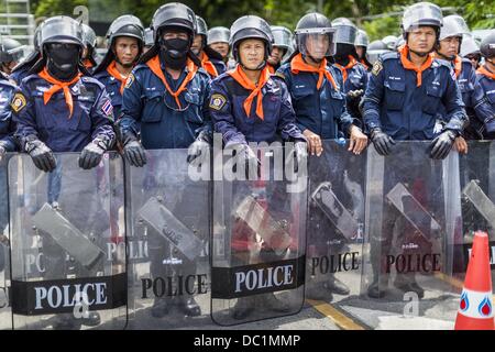 Bangkok, Thailand. 7. August 2013. Thailändische Polizei schließen einen Weg um zu verhindern, dass Anti-Regierungs-Demonstranten auf das Parlamentsgebäude. Etwa 2.500 Demonstranten gegen eine Amnestie Gesetzentwurf vorgeschlagen von Thailands Regierungspartei marschierten in Richtung des thailändischen Parlaments am Morgen. Die Amnestie können im Exil flüchtigen ehemaligen Ministerpräsidenten Thaksin Shinawatra zurück nach Thailand. Thaksins Anhänger sind zu Gunsten der Bill aber Thai Yellow Shirts und Regierungsgegnern gegen den Gesetzentwurf. Bildnachweis: ZUMA Press, Inc./Alamy Live-Nachrichten Stockfoto