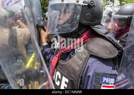 Bangkok, Thailand. 7. August 2013. Thai riot Polizei eingesetzt, um zu verhindern, dass Anti-Regierungs-Demonstranten auf das Parlamentsgebäude. Etwa 2.500 Demonstranten gegen eine Amnestie Gesetzentwurf vorgeschlagen von Thailands Regierungspartei marschierten in Richtung des thailändischen Parlaments am Morgen. Die Amnestie können im Exil flüchtigen ehemaligen Ministerpräsidenten Thaksin Shinawatra zurück nach Thailand. Thaksins Anhänger sind zu Gunsten der Bill aber Thai Yellow Shirts und Regierungsgegnern gegen den Gesetzentwurf. Bildnachweis: ZUMA Press, Inc./Alamy Live-Nachrichten Stockfoto