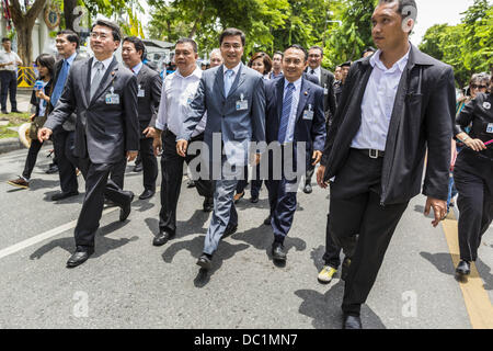 Bangkok, Thailand. 7. August 2013. Ehemalige thailändische Premierminister ABHISIT VEJJAJIVA, Center, Spaziergänge mit Mitgliedern seiner Partei zu den thailändischen Parlamentsgebäude während Anti-Amnestie Proteste in Bangkok. Abhisits Partei, die Demokraten, organisiert den Protest der Anti-Amnestie. Etwa 2.500 Demonstranten gegen eine Amnestie Gesetzentwurf vorgeschlagen von Thailands Regierungspartei marschierten in Richtung des thailändischen Parlaments am Morgen. Die Amnestie können im Exil flüchtigen ehemaligen Ministerpräsidenten Thaksin Shinawatra zurück nach Thailand. Bildnachweis: ZUMA Press, Inc./Alamy Live-Nachrichten Stockfoto