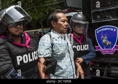 Bangkok, Thailand. 7. August 2013. Thailändische Polizei verhaften Anti-Amnestie, Anti-Regierungs-Demonstranten in Bangkok. Etwa 2.500 Demonstranten gegen eine Amnestie Gesetzentwurf vorgeschlagen von Thailands Regierungspartei marschierten in Richtung des thailändischen Parlaments am Morgen. Die Amnestie können im Exil flüchtigen ehemaligen Ministerpräsidenten Thaksin Shinawatra zurück nach Thailand. Thaksins Anhänger sind zu Gunsten der Bill aber Thai Yellow Shirts und Regierungsgegnern gegen den Gesetzentwurf. Bildnachweis: ZUMA Press, Inc./Alamy Live-Nachrichten Stockfoto