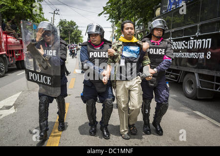 Bangkok, Thailand. 7. August 2013. Thailändische Polizei verhaften Anti-Amnestie, Anti-Regierungs-Demonstranten in Bangkok. Etwa 2.500 Demonstranten gegen eine Amnestie Gesetzentwurf vorgeschlagen von Thailands Regierungspartei marschierten in Richtung des thailändischen Parlaments am Morgen. Die Amnestie können im Exil flüchtigen ehemaligen Ministerpräsidenten Thaksin Shinawatra zurück nach Thailand. Thaksins Anhänger sind zu Gunsten der Bill aber Thai Yellow Shirts und Regierungsgegnern gegen den Gesetzentwurf. Bildnachweis: ZUMA Press, Inc./Alamy Live-Nachrichten Stockfoto