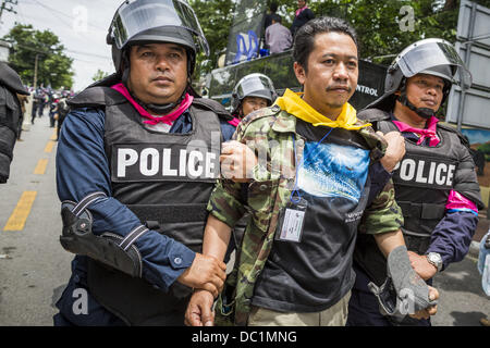 Bangkok, Thailand. 7. August 2013. Thailändische Polizei verhaften Anti-Amnestie, Anti-Regierungs-Demonstranten in Bangkok. Etwa 2.500 Demonstranten gegen eine Amnestie Gesetzentwurf vorgeschlagen von Thailands Regierungspartei marschierten in Richtung des thailändischen Parlaments am Morgen. Die Amnestie können im Exil flüchtigen ehemaligen Ministerpräsidenten Thaksin Shinawatra zurück nach Thailand. Thaksins Anhänger sind zu Gunsten der Bill aber Thai Yellow Shirts und Regierungsgegnern gegen den Gesetzentwurf. Bildnachweis: ZUMA Press, Inc./Alamy Live-Nachrichten Stockfoto