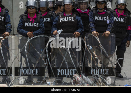 Bangkok, Thailand. 7. August 2013. Thai riot Polizei eingesetzt, um zu verhindern, dass Anti-Regierungs-Demonstranten auf das Parlamentsgebäude. Etwa 2.500 Demonstranten gegen eine Amnestie Gesetzentwurf vorgeschlagen von Thailands Regierungspartei marschierten in Richtung des thailändischen Parlaments am Morgen. Die Amnestie können im Exil flüchtigen ehemaligen Ministerpräsidenten Thaksin Shinawatra zurück nach Thailand. Thaksins Anhänger sind zu Gunsten der Bill aber Thai Yellow Shirts und Regierungsgegnern gegen den Gesetzentwurf. Bildnachweis: ZUMA Press, Inc./Alamy Live-Nachrichten Stockfoto