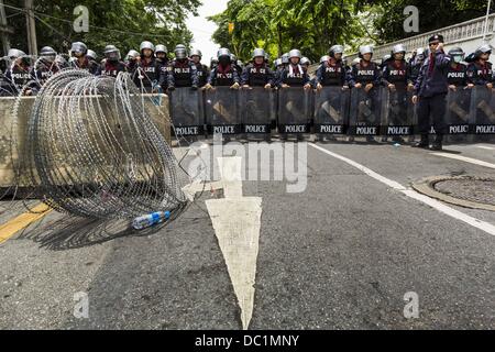 Bangkok, Thailand. 7. August 2013. Thai riot Polizei eingesetzt, um zu verhindern, dass Anti-Regierungs-Demonstranten auf das Parlamentsgebäude. Etwa 2.500 Demonstranten gegen eine Amnestie Gesetzentwurf vorgeschlagen von Thailands Regierungspartei marschierten in Richtung des thailändischen Parlaments am Morgen. Die Amnestie können im Exil flüchtigen ehemaligen Ministerpräsidenten Thaksin Shinawatra zurück nach Thailand. Thaksins Anhänger sind zu Gunsten der Bill aber Thai Yellow Shirts und Regierungsgegnern gegen den Gesetzentwurf. Bildnachweis: ZUMA Press, Inc./Alamy Live-Nachrichten Stockfoto