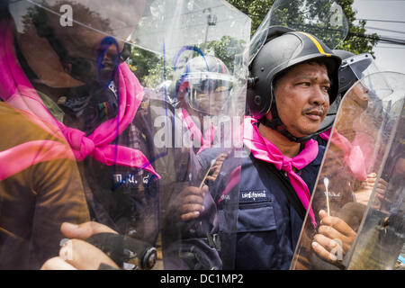 Bangkok, Thailand. 7. August 2013. Thai riot Polizei eingesetzt, um zu verhindern, dass Anti-Regierungs-Demonstranten auf das Parlamentsgebäude. Etwa 2.500 Demonstranten gegen eine Amnestie Gesetzentwurf vorgeschlagen von Thailands Regierungspartei marschierten in Richtung des thailändischen Parlaments am Morgen. Die Amnestie können im Exil flüchtigen ehemaligen Ministerpräsidenten Thaksin Shinawatra zurück nach Thailand. Thaksins Anhänger sind zu Gunsten der Bill aber Thai Yellow Shirts und Regierungsgegnern gegen den Gesetzentwurf. Bildnachweis: ZUMA Press, Inc./Alamy Live-Nachrichten Stockfoto