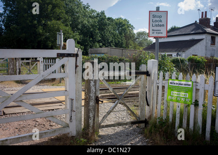 Ein Samariter melden Sie emotionale Unterstützung und Sicherheit für die Prüfung von Selbstmord bei einem unbemannten Bahnübergang in Reedham auf den Norfolk Broads. Isolierte Eisenbahnlinien wie dies im Vereinigten Königreich sind oft Orte wo die verzweifelte machen schwere Entscheidungen über ihr Leben und die Samariter ihre Anwesenheit bekannt machen indem man Schilder mit den dazugehörigen Telefonnummern als Abschreckung in dieser ländlichen Ecke der britischen East Anglia, bekannt für seine flachen Fenland Landschaft, weiten Himmel und kleinen Gemeinden genannt. Stockfoto