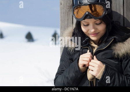 Porträt des jungen Weibchen tragen Ski goggles Stockfoto