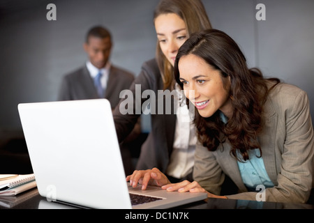 Unternehmerinnen mit Laptop im Büro Stockfoto