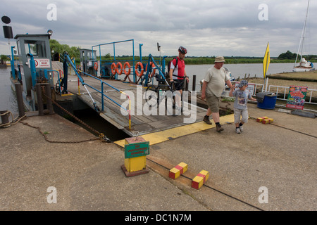 Fußgänger die Kettchen Überfahrt des Flusses Yare in Reedham auf den Norfolk Broads aussteigen. Stockfoto