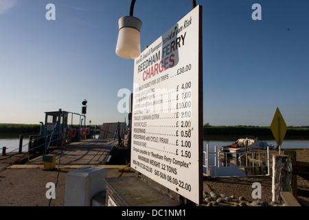 Board für die Kette Überfahrt des Flusses Yare in Reedham auf den Norfolk Broads in Rechnung gestellt. Stockfoto