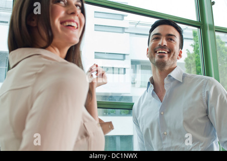 Zwei junge Kolleginnen und Kollegen, die Spaß im Büro Stockfoto