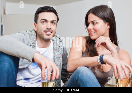 Junges Paar teilen Glas Wein sitzen Stockfoto