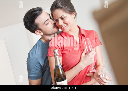 Junges Paar mit Champagner zu feiern Stockfoto