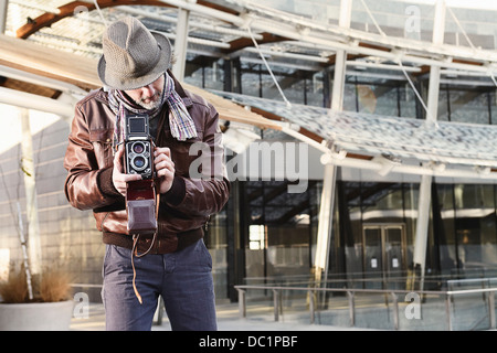 Mitte erwachsener Mann mit Doppel-Objektiv Reflexkamera Stockfoto