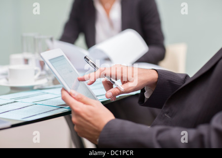 Nahaufnahme von Geschäftsmann mit digital-Tablette in treffen Stockfoto