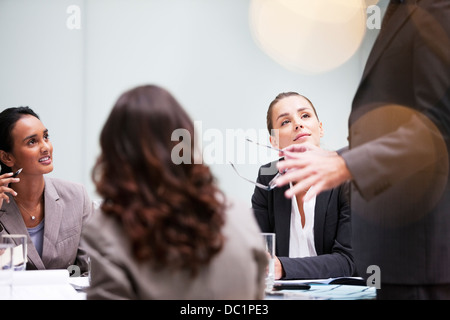 Geschäftsleute treffen im Konferenzraum Stockfoto