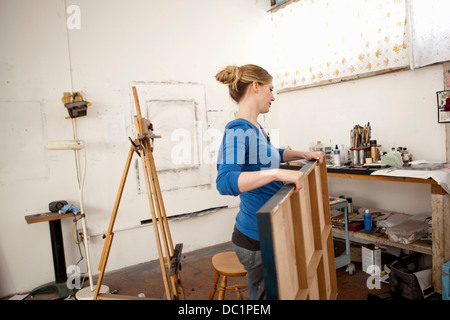Mitte Erwachsene Frau, die Öl-Malerei im Atelier des Künstlers Stockfoto