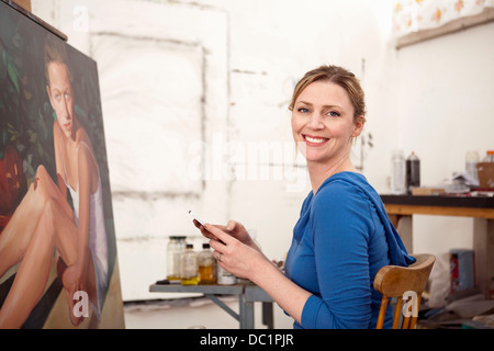 Mitte Erwachsene Frau und Ölgemälde im Atelier des Künstlers Porträt Stockfoto