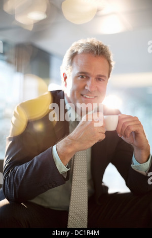 Porträt von lächelnden Geschäftsmann Espresso trinken Stockfoto