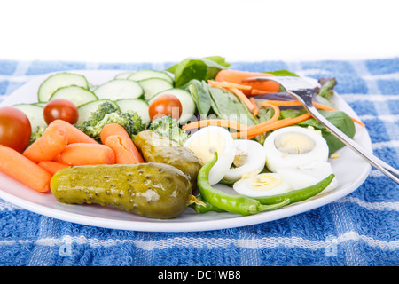 Einem weißen Teller Snacks auf einem blau karierte Tuch Stockfoto