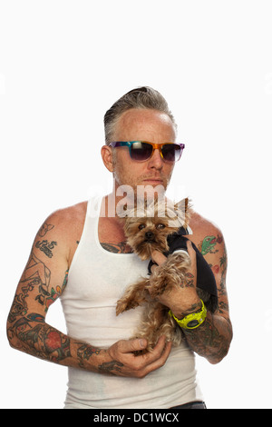 Reifer Mann hält Teetasse Yorkshire Terrier vor weißem Hintergrund Stockfoto