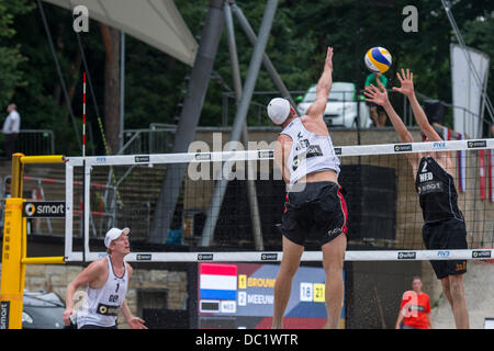 Berlin, Deutschland. 7. August 2013. Das Spiel zwischen Brouwer/Meeuwsen(NED) und Kaczmarek / Fuchs (GER) endete mit Sieg für die deutschen 2: 1 (18-21, 21-14 und 15: 8). Gonçalo Silva / Alamy Live News. Stockfoto