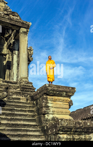 Young-buddhistischer Mönch stehen außerhalb der Tempel in Angkor Wat, Siem Reap, Kambodscha Stockfoto