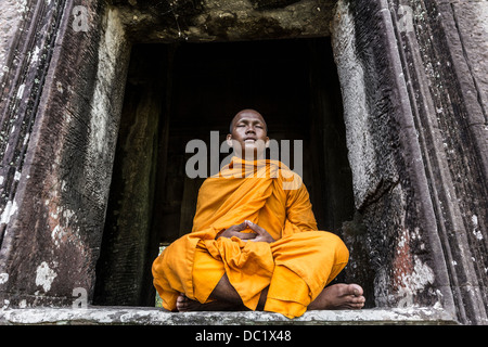 Young-buddhistischer Mönch Meditation im Tempel in Angkor Wat, Siem Reap, Kambodscha Stockfoto