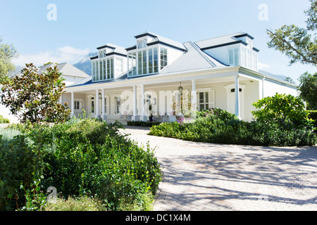 Zufahrt zum Luxus-Haus Stockfoto