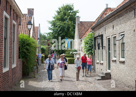 Touristen, die zu Fuß durch die historische Festung Dorf von Bourtange in Groningen, im Norden der Niederlande Stockfoto