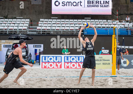 Berlin, Deutschland. 7. August 2013. Das Spiel zwischen Brouwer/Meeuwsen(NED) und Kaczmarek / Fuchs (GER) endete mit Sieg für die deutschen 2: 1 (18-21, 21-14 und 15: 8). Gonçalo Silva / Alamy Live News. Stockfoto