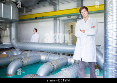 Porträt von zwei Wissenschaftlern im Technikum Stockfoto