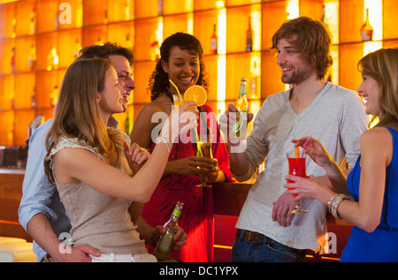 Gruppe von Freunden genießen Sie Getränke in der Bar Stockfoto