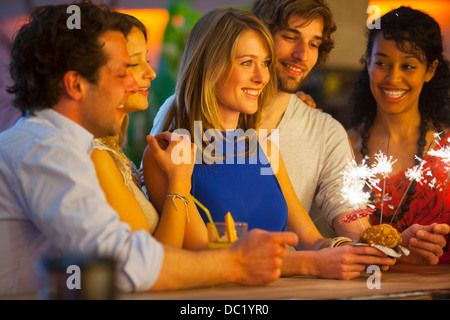 Gruppe von Freunden mit Cocktails in der Bar Stockfoto