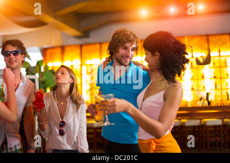 Gruppe von Freunden mit Cocktails in der Bar Stockfoto