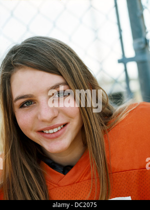 Mädchen im American Football Trikot, Porträt Stockfoto