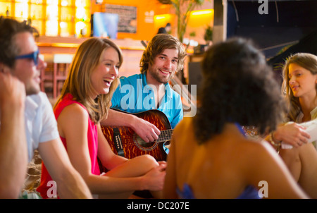 Freunde genießen, Gitarrenspielen in der Bar Stockfoto