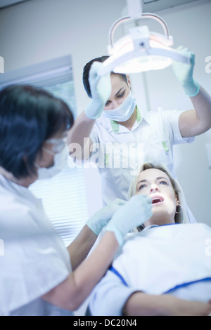 Zahnarzt Patienten Zähne überprüfen Stockfoto