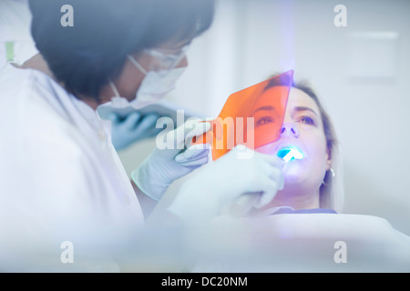 Zahnärztin, die Anwendung von UV-Lichts auf Patienten Zähne Stockfoto