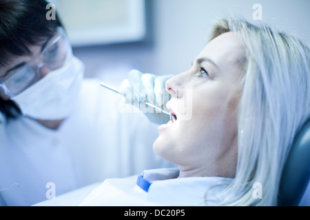 Nahaufnahme von Zahnarzt überprüfen Patienten Zähne Stockfoto