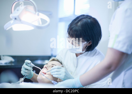 Zahnärztin Patienten Zähne überprüfen Stockfoto