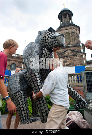 lebensgroße Metall Gorilla Skulptur, die vom britischen Ironwork Zentrum auf dem Display an Shrewsbury Flower Show Shropshire Stockfoto