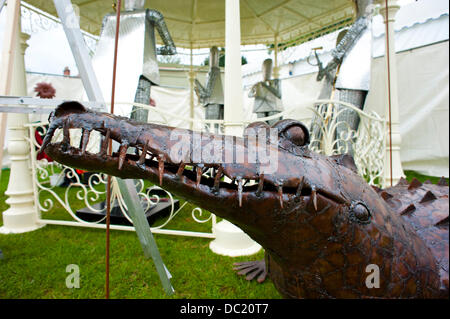 lebensgroße Metall-Skulptur eines Krokodils, erstellt von der British Ironwork Centre auf dem Display an Shrewsbury Flower Show Shropshire Stockfoto